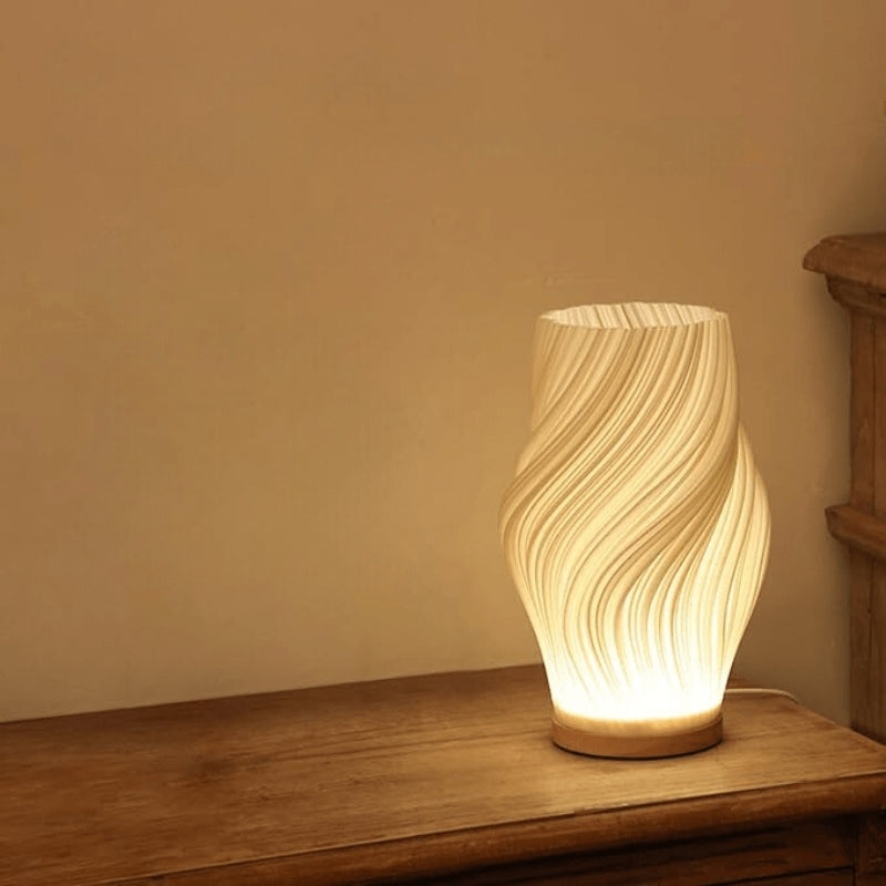 Bordlampe med plisseret skærm og USB-port til opladning | Estelle