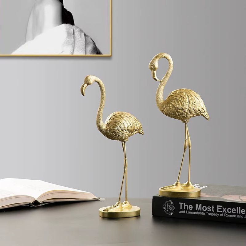 Dekorativ flamingostatue i resin med gylden finish til hjemmet | Émilie