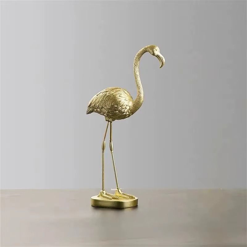 Dekorativ flamingostatue i resin med gylden finish til hjemmet | Émilie