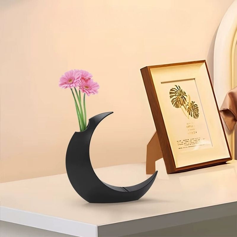 Dekorativ blomstervase i plastik med måneform til bord og hylde | MoonVase