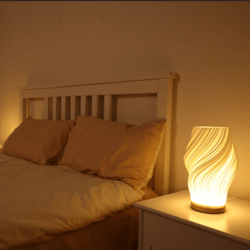 Bordlampe med plisseret skærm og USB-port til opladning | Estelle