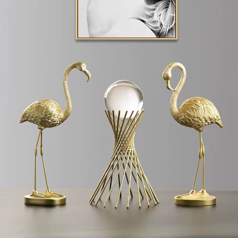 Dekorativ flamingostatue i resin med gylden finish til hjemmet | Émilie