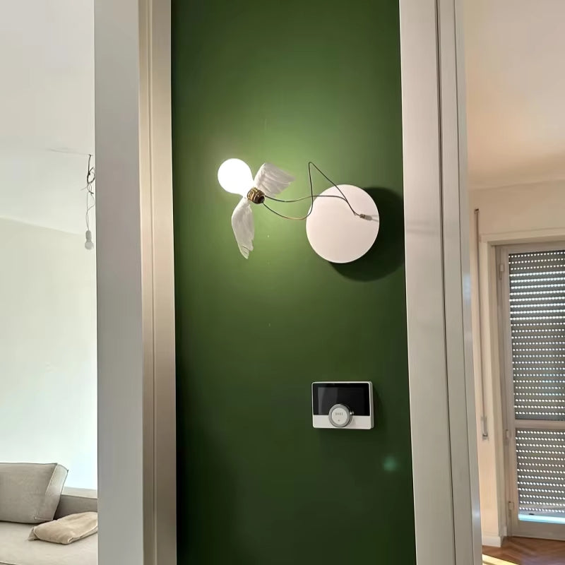 LED væglampe i kobber med vingedesign hvid finish og vægmontering | Béatric