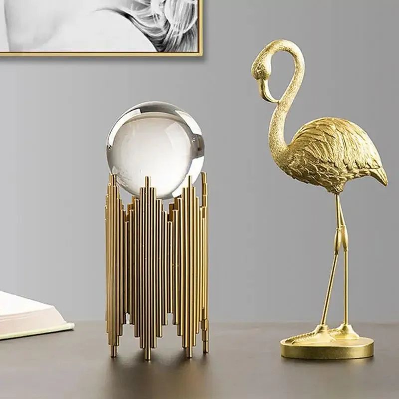 Dekorativ flamingostatue i resin med gylden finish til hjemmet | Émilie