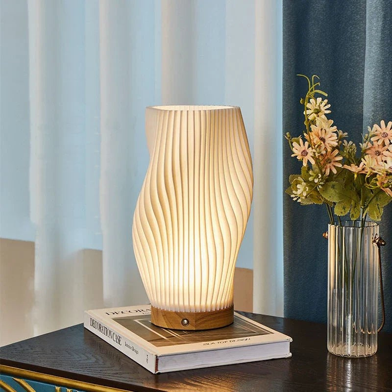 Bordlampe med plisseret skærm og USB-port til opladning | Estelle
