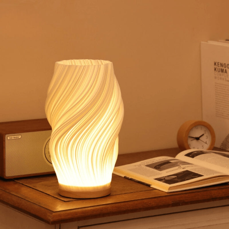 Bordlampe med plisseret skærm og USB-port til opladning | Estelle