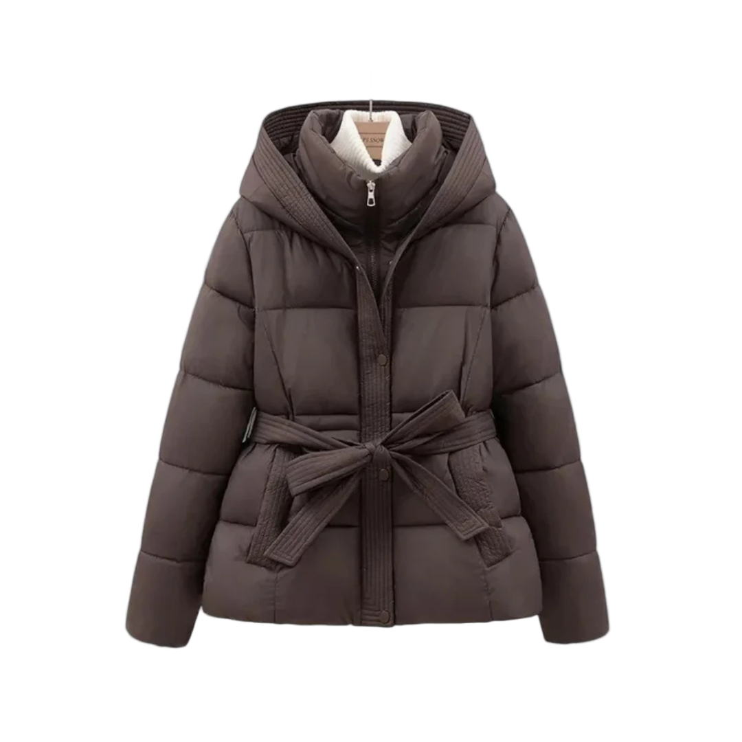 Sophia korte dames puffer winterjas met riem en capuchon in diverse kleuren – warme vulling, waterafstotend materiaal en stijlvolle pasvorm voor koude dagen.
