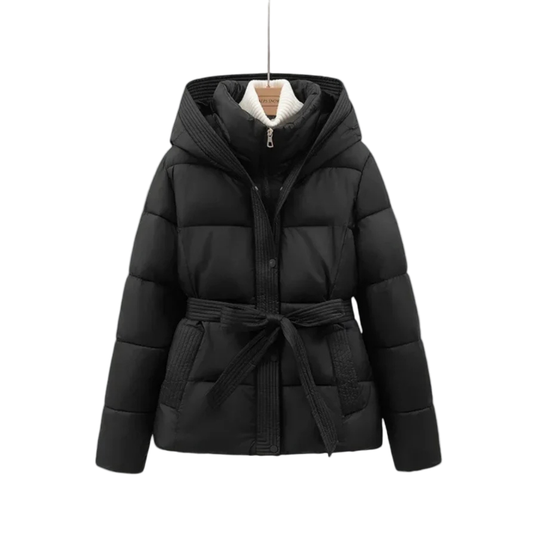 Sophia korte dames puffer winterjas met riem en capuchon in diverse kleuren – warme vulling, waterafstotend materiaal en stijlvolle pasvorm voor koude dagen.