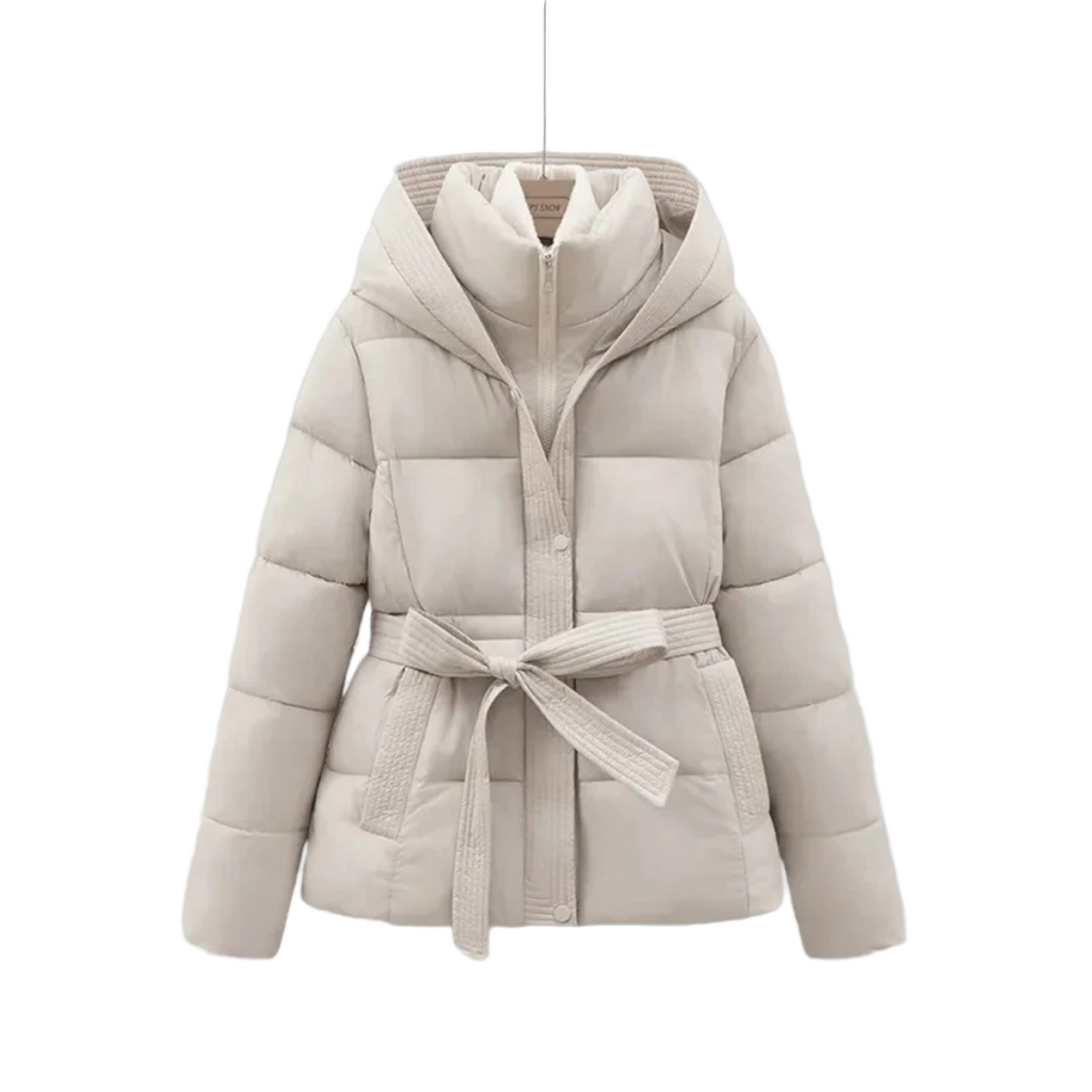 Sophia korte dames puffer winterjas met riem en capuchon in diverse kleuren – warme vulling, waterafstotend materiaal en stijlvolle pasvorm voor koude dagen.