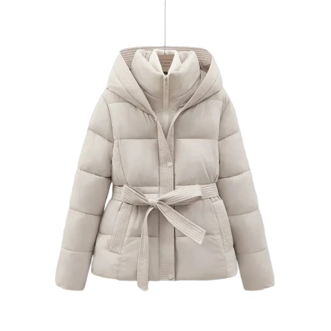 Sophia korte dames puffer winterjas met riem en capuchon in diverse kleuren – warme vulling, waterafstotend materiaal en stijlvolle pasvorm voor koude dagen.