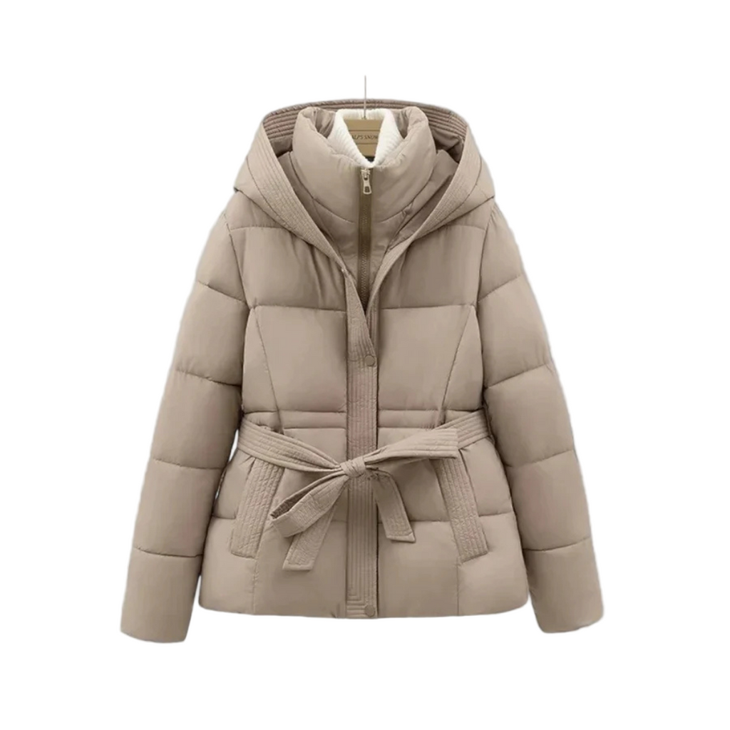 Sophia korte dames puffer winterjas met riem en capuchon in diverse kleuren – warme vulling, waterafstotend materiaal en stijlvolle pasvorm voor koude dagen.