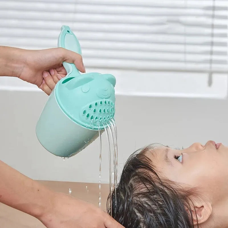 Skyllekop til baby og børn med kontrolleret hårskylning og børnevenligt design | Noa