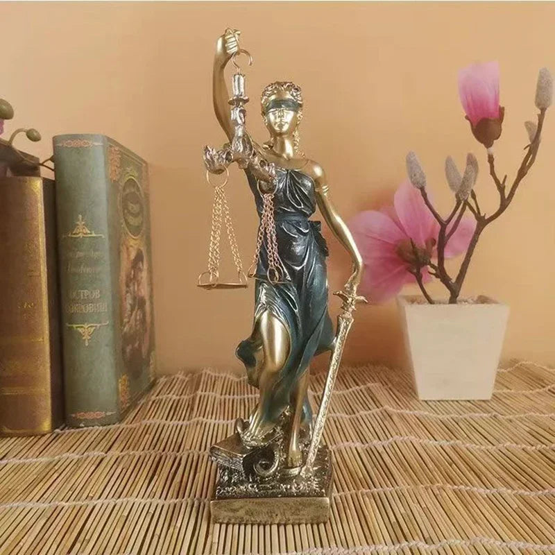 Skulptur med Lady Justice Symbolik | Veridara