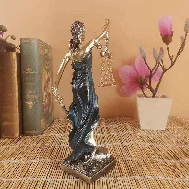 Skulptur med Lady Justice Symbolik | Veridara