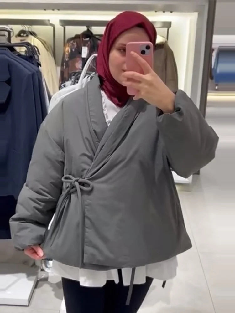 Damejakke med V-hals, bomuldsfyld og bindelukning | Elvyn