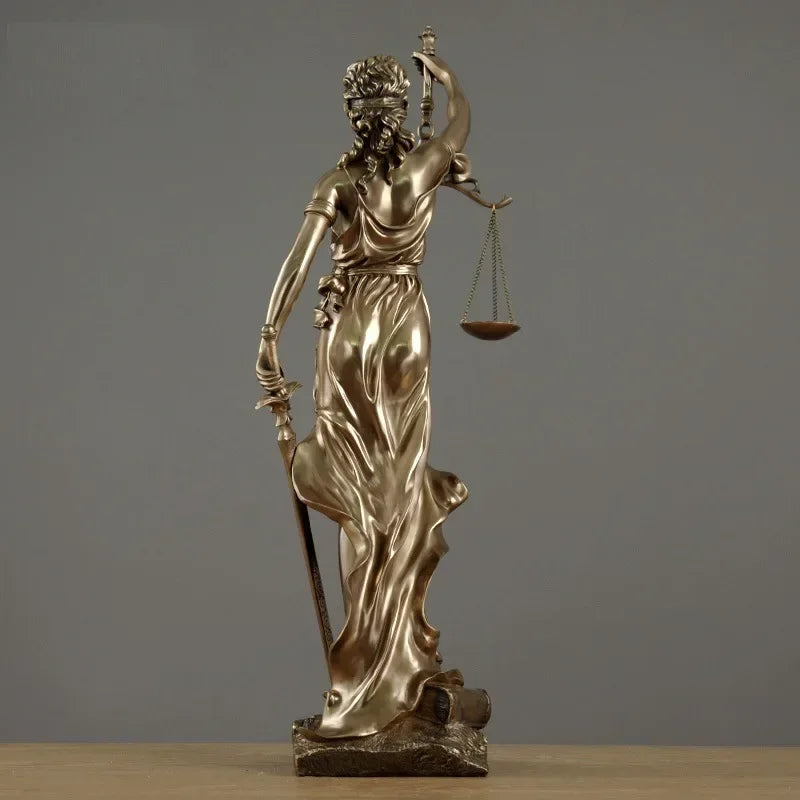 Skulptur med Lady Justice Symbolik | Veridara