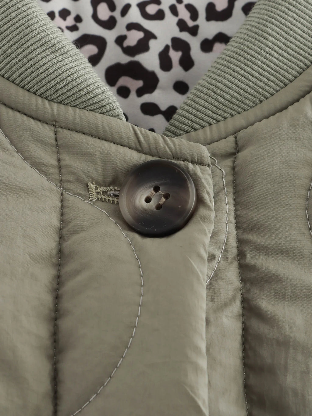 Vintage damejakke med leopardprint knapper polstring og lange ærmer | Géraldine