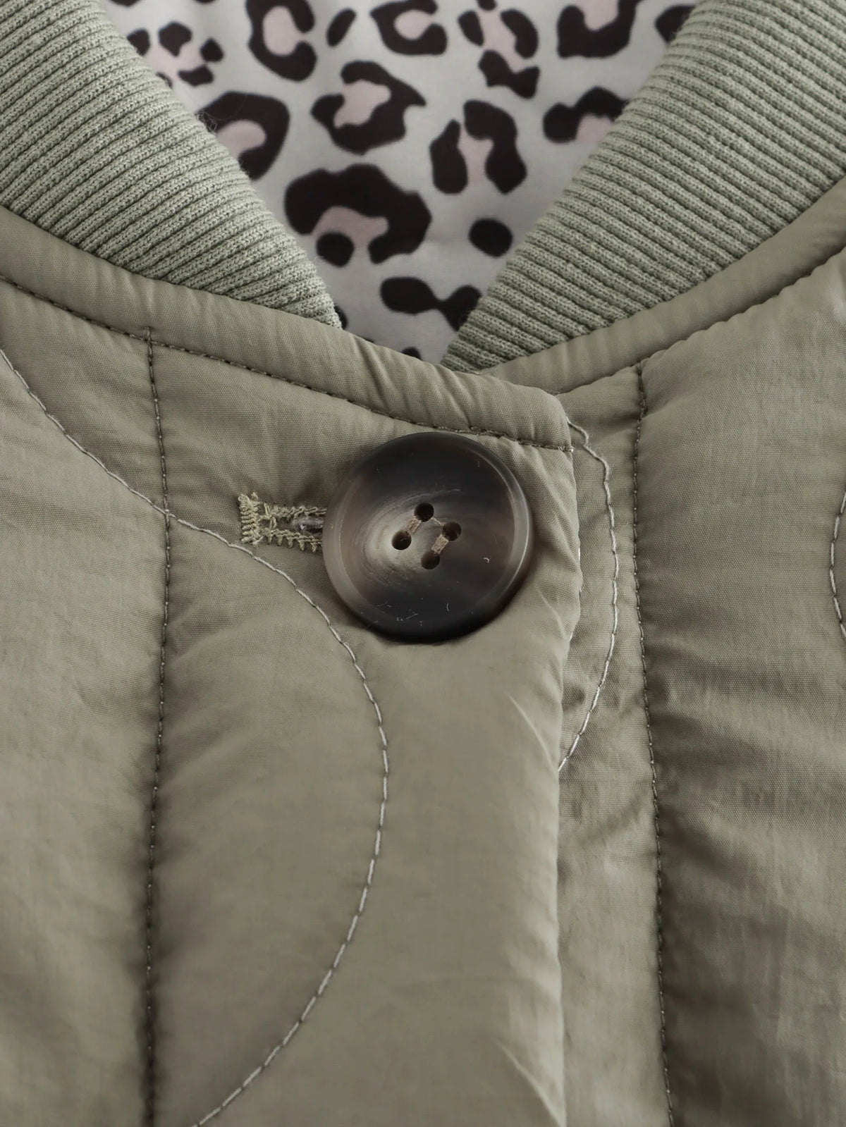 Vintage damejakke med leopardprint knapper polstring og lange ærmer | Géraldine