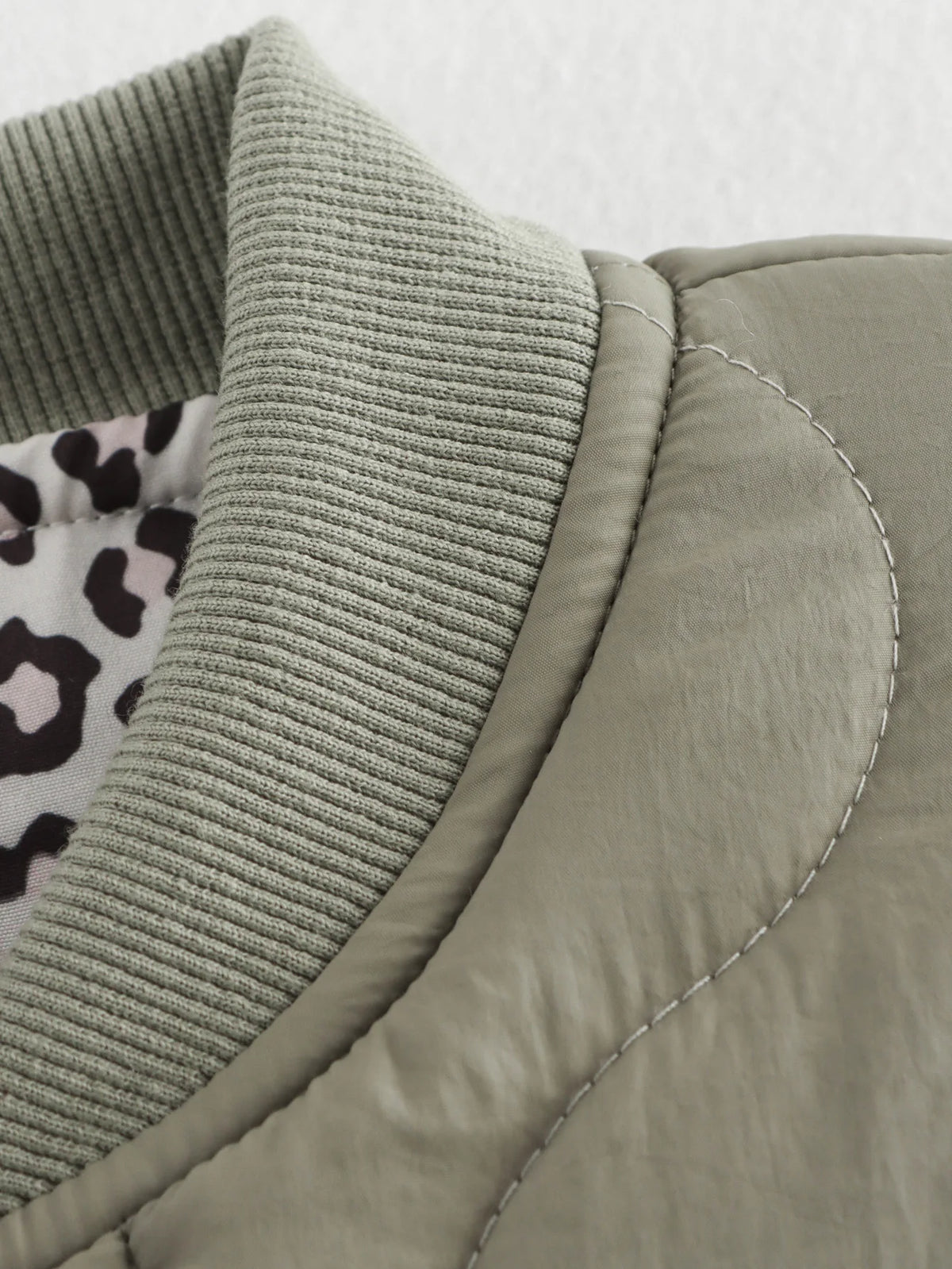 Vintage damejakke med leopardprint knapper polstring og lange ærmer | Géraldine
