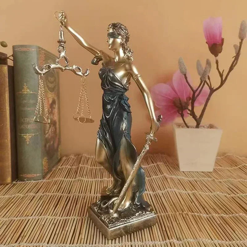 Skulptur med Lady Justice Symbolik | Veridara
