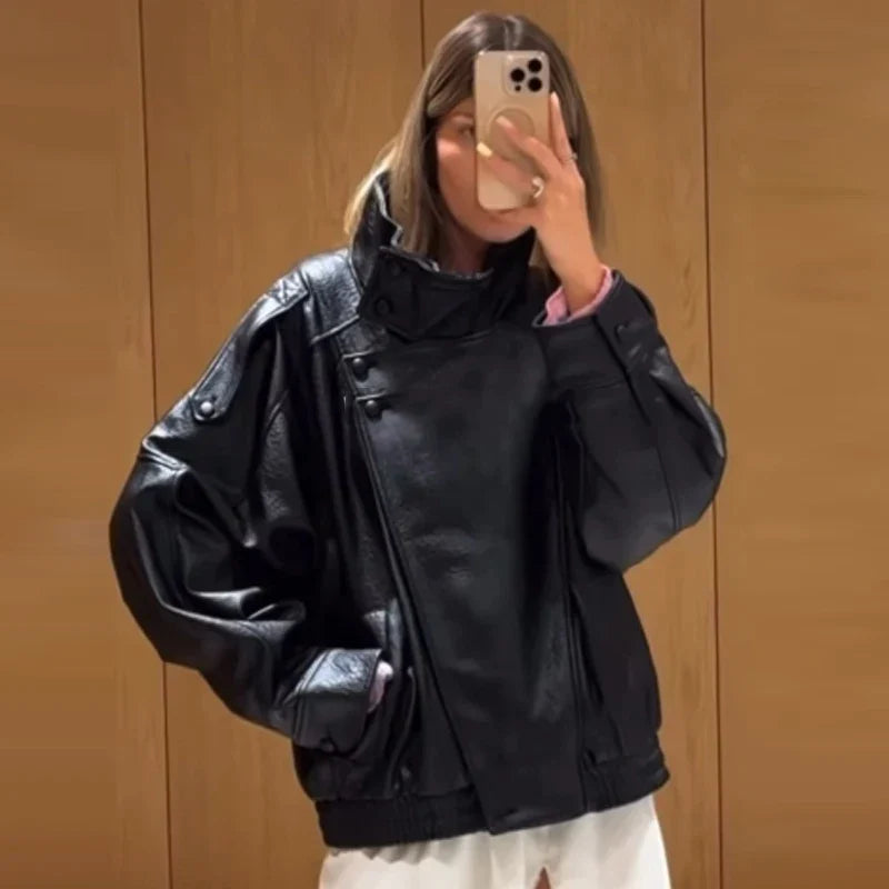 Croppet bomberjakke med læderlook og oversized pasform | Freyra