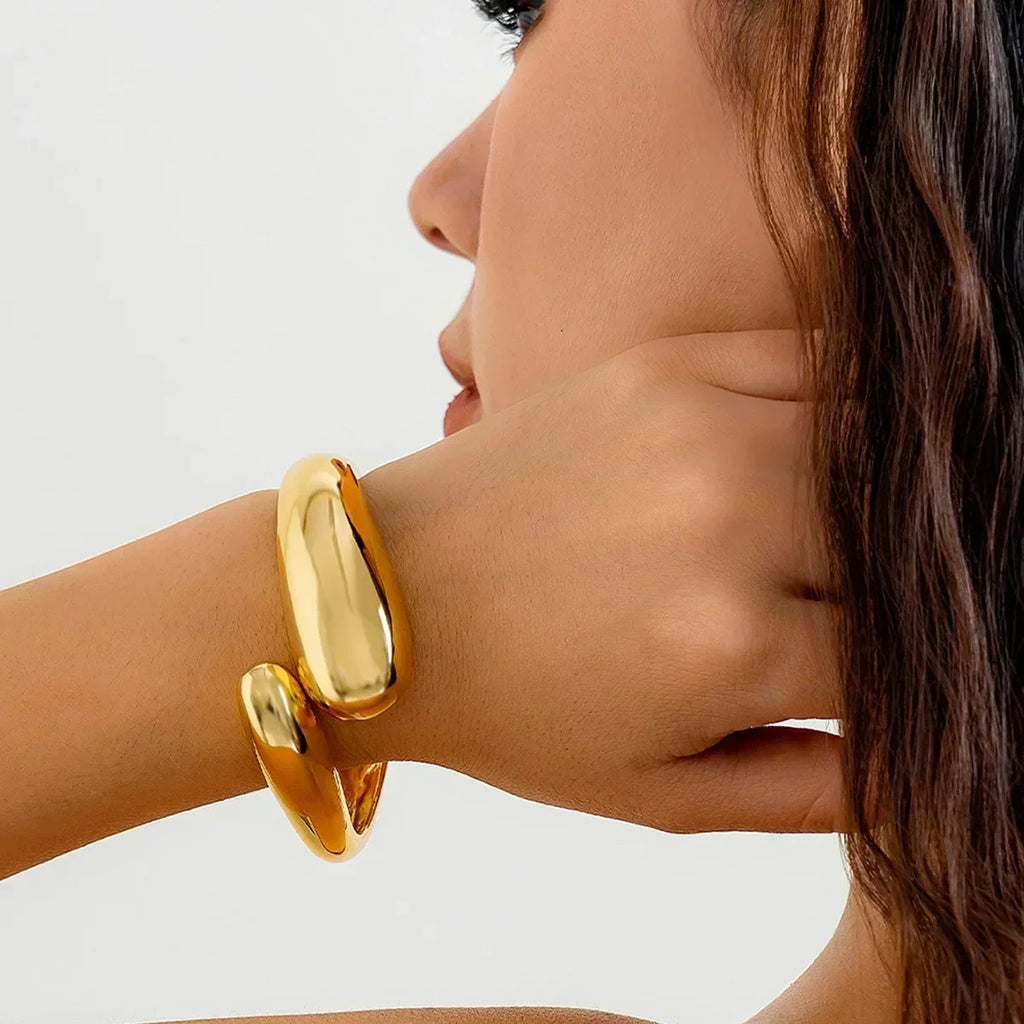 Elegant åben armring med asymmetrisk dråbeformet design | Isador
