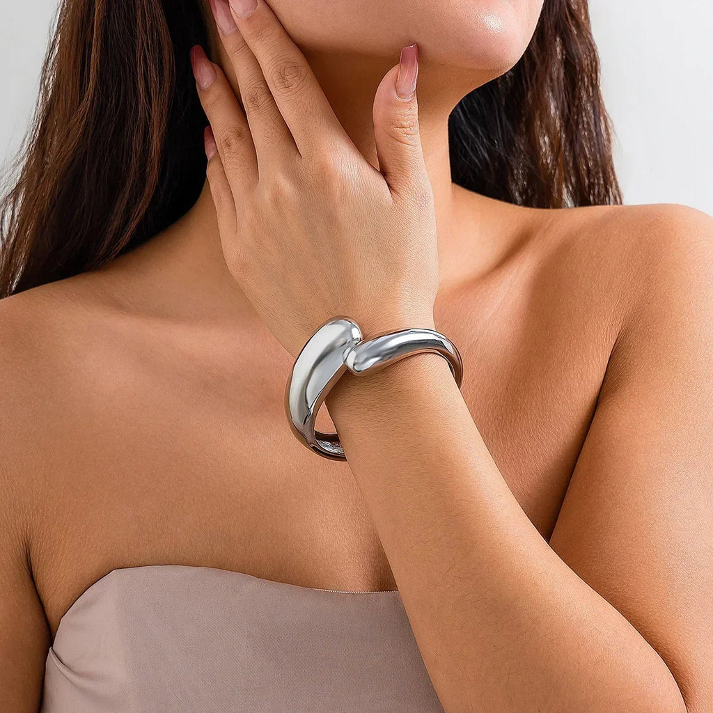 Elegant åben armring med asymmetrisk dråbeformet design | Isador