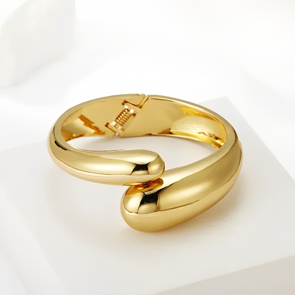 Elegant åben armring med asymmetrisk dråbeformet design | Isador