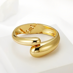Elegant åben armring med asymmetrisk dråbeformet design | Isador