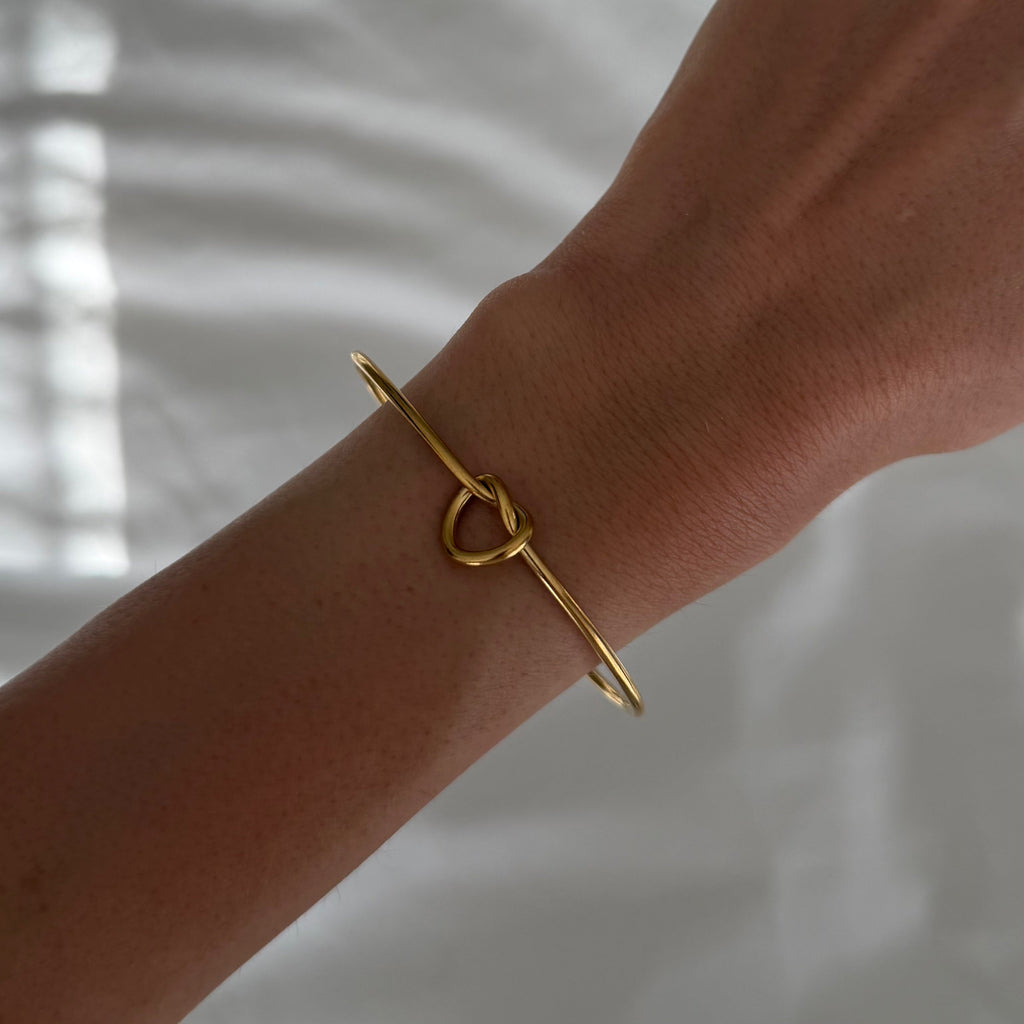 Elegant åben armring med knudemotiv og kugleender til kvinder | Isa