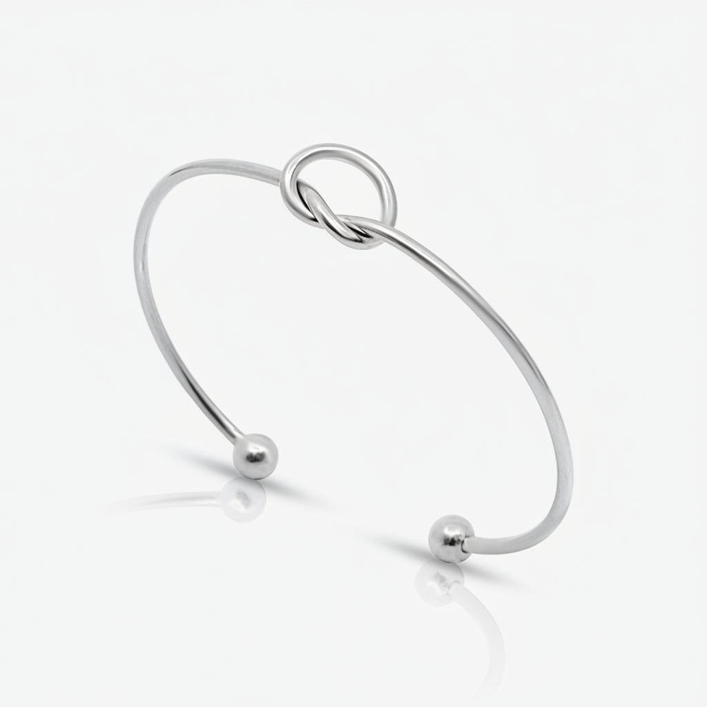 Elegant åben armring med knudemotiv og kugleender til kvinder | Isa