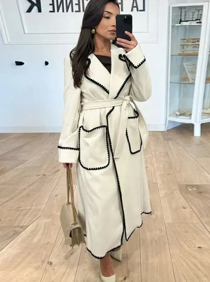 Elegant lang trenchcoat med justerbar talje og sidelommer | Disty