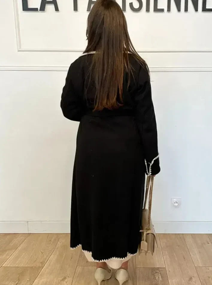 Elegant lang trenchcoat med justerbar talje og sidelommer | Disty